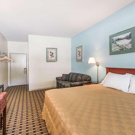 Super 8 By Wyndham Knoxville Downtown Area Dış mekan fotoğraf