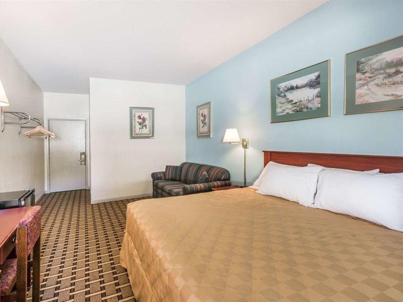 Super 8 By Wyndham Knoxville Downtown Area Dış mekan fotoğraf