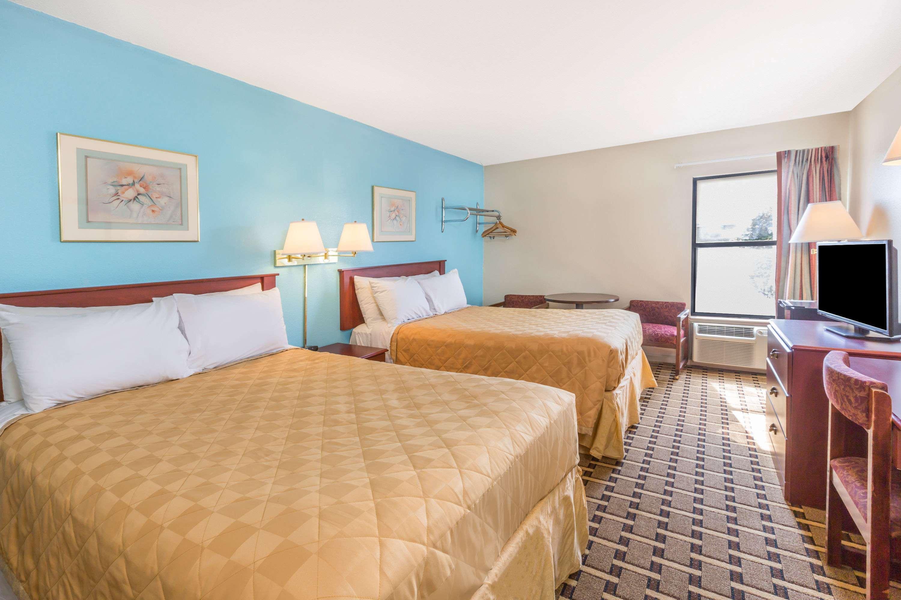 Super 8 By Wyndham Knoxville Downtown Area Dış mekan fotoğraf