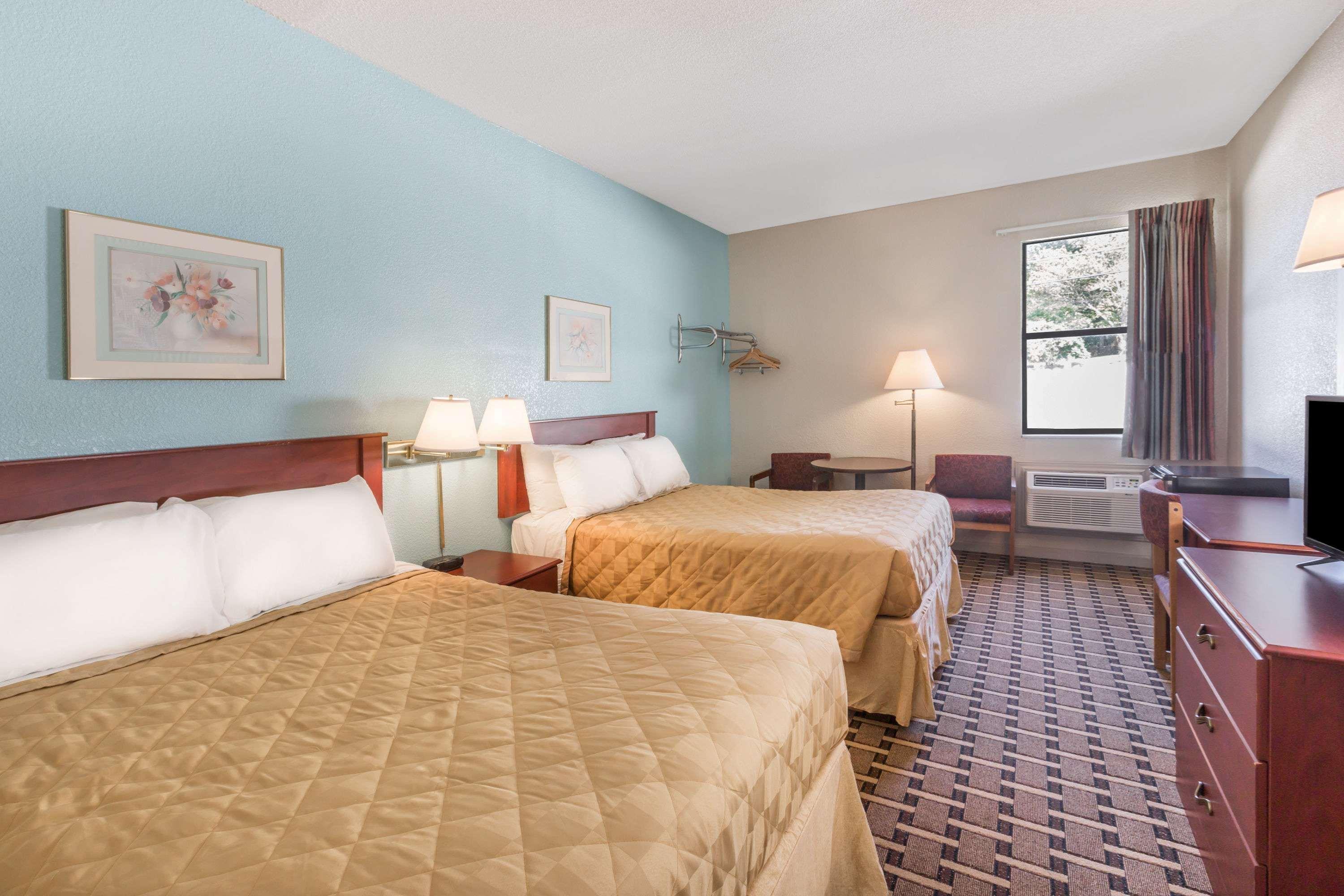 Super 8 By Wyndham Knoxville Downtown Area Dış mekan fotoğraf